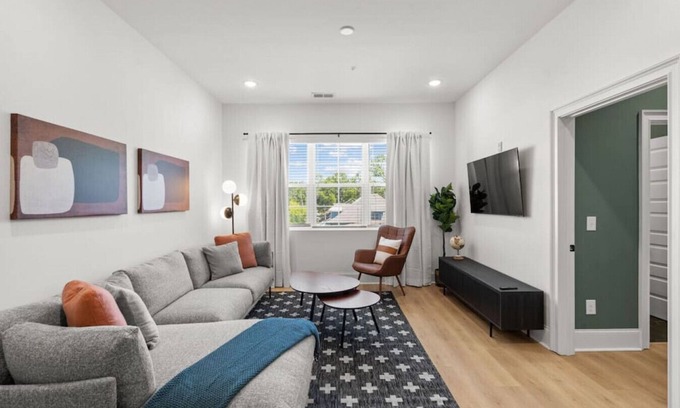 Cleveland Park Condominio | Chic and Cozy Designer Condo 3 Miles to Downtown
