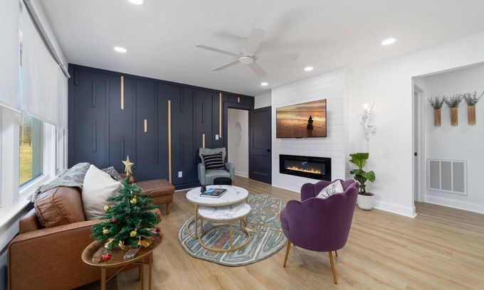 Gastonia Casa | Chic and cozy home near the hospital: 3 comfy rooms, TVs, stylish amenities.