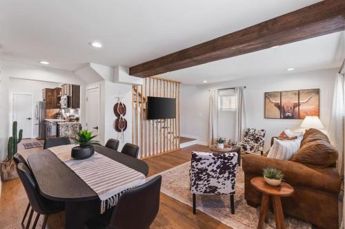 Greenwood Casa | Chic and Cozy - Walk to Bars, Coffee, and Restaurants