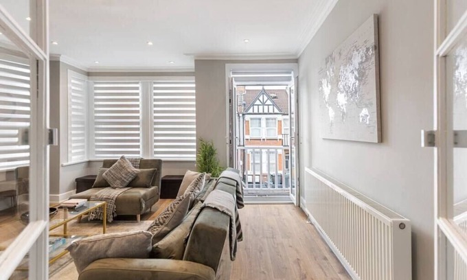 Harringay Apartamento | Chic and Radiant Retreat in Harringay Ladder