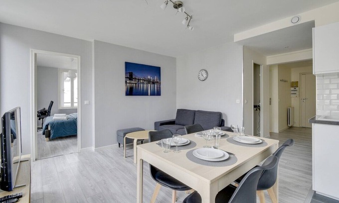 Cergy Apartamento | Chic and Spacious Apart With Parking