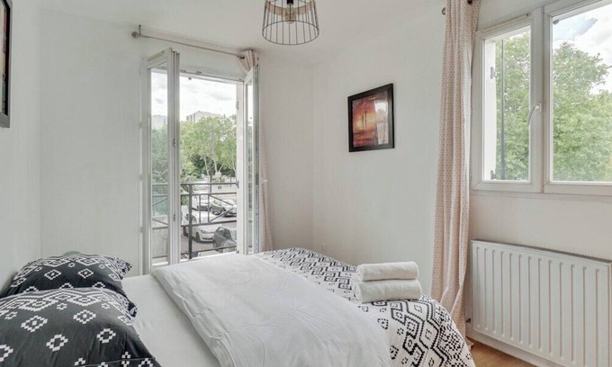 Aubervilliers Apartamento | Chic apart with parking near Paris