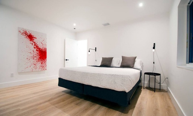 Eastern Shores Condominio | Chic apartment beside canal and near beach