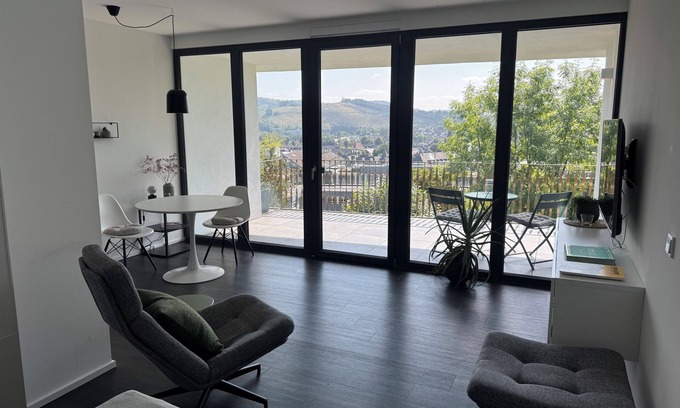Attendorn Apartamento | Chic apartment in a central location with a large balcony and views over the city
