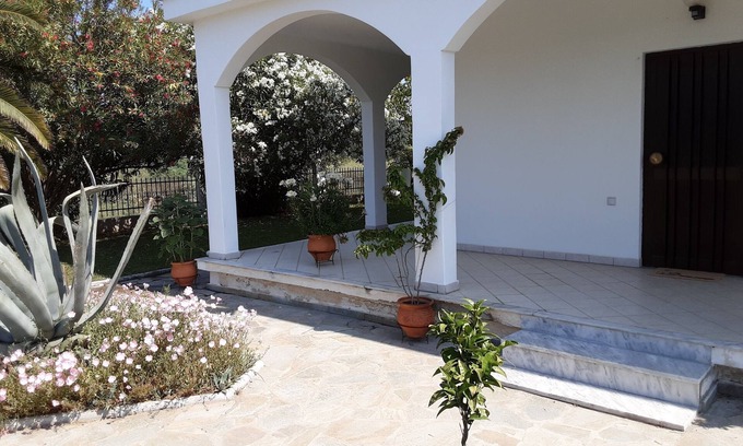 Nea Mesagkala Apartamento | Chic apartment in a feel-good oasis 300 meters to the beach