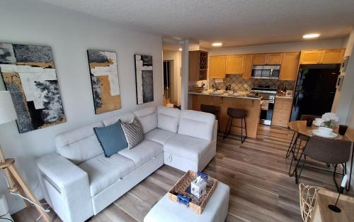 Lower Mount Royal Apartamento | Chic Apt Near Stampede
