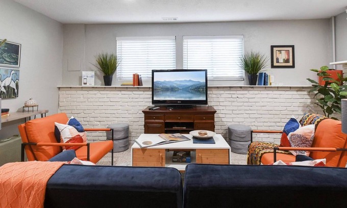 Holladay Apartamento | Chic Basement, Work Station, Central Location, Dedicated Outdoor Area w/ Furniture, Private Entry