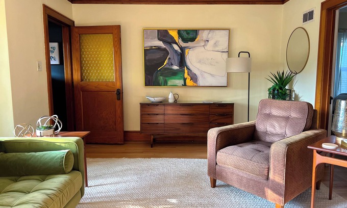 Bay View Casa | Chic Bay View Getaway - Charming 2-bedroom duplex with WiFi in amazing Milwaukee