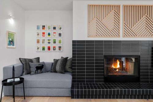 Bend Apartamento | Chic Bend Condo with Fireplace and Forest Views!