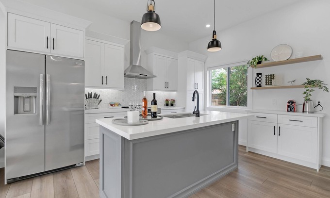 Bowmanville Casa | Chic Bespoke 4BR Home: King Beds & Fully Fenced Backyard