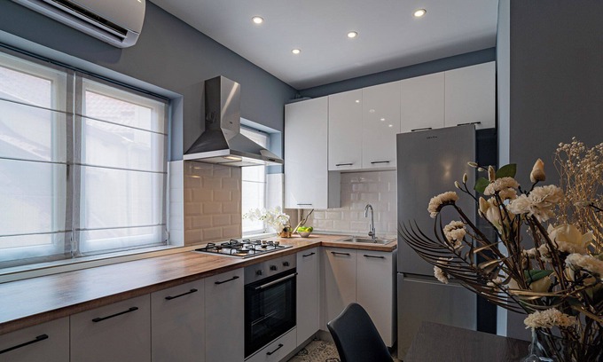 Bucharest City-Centre Apartamento | Chic Black & White 2BR on Dambovitei
