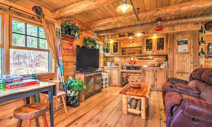 Florence Cabina | Chic Brandon Cabin w/ Pool, Hot Tub + Sauna!