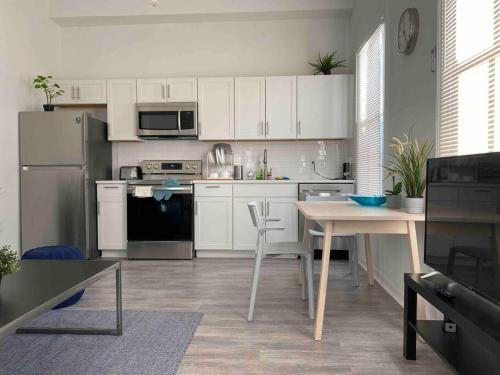 Tampa Heights Apartamento | Chic Bungalow Apartment steps from Armature Works & Downtown Riverwalk