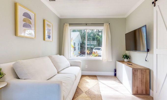 Sailboat Bend Casa | Chic bungalow in Historic District, near Los Olas & downtown - dog-friendly