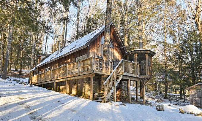 Winhall Cabina | Chic Cabin with Fireplace at Stratton Mountain