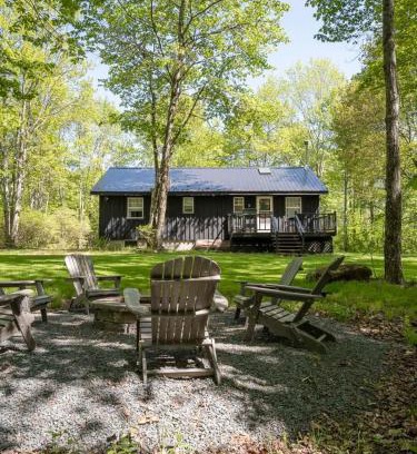 Roscoe Casa | Chic Cabin with Hot Tub and Fire Pit