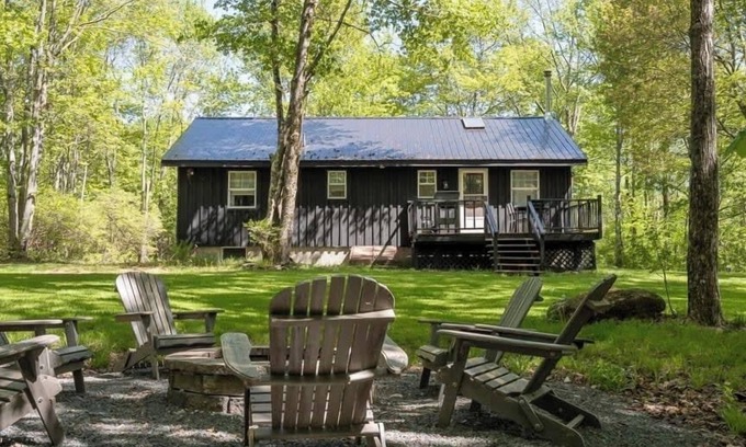 Roscoe Casa | Chic Cabin with Hot Tub and Fire Pit