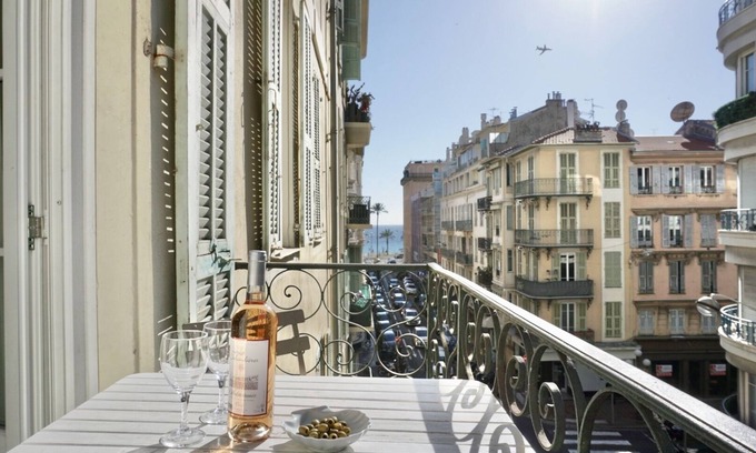 Gambetta Apartamento | Chic Carré d'Or Period Home Near the Seafront