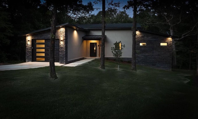 Bella Vista Casa | Chic Chalet with Hot Tub Steps from Back 40 Trails