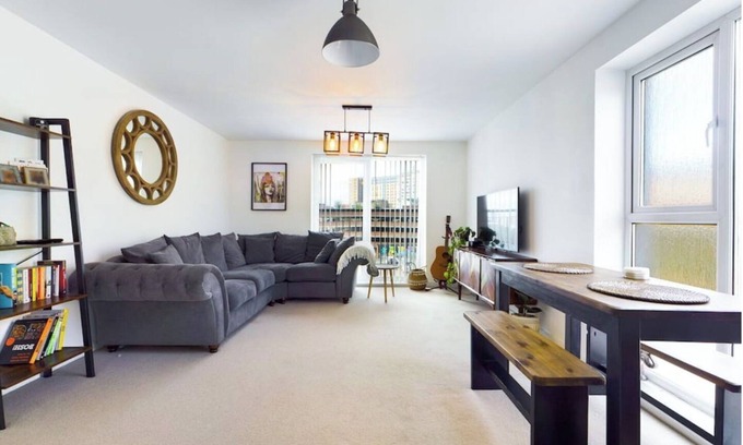 Landore Casa | Chic City Centre Apartment With Private Parking