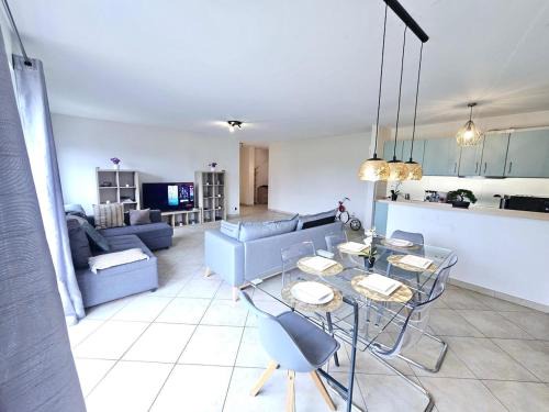 Gare Apartamento | Chic City Retreat 2BR near Station with parking-2a