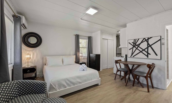 Near East Columbus Apartamento | Chic City Retreat 99 For 2!