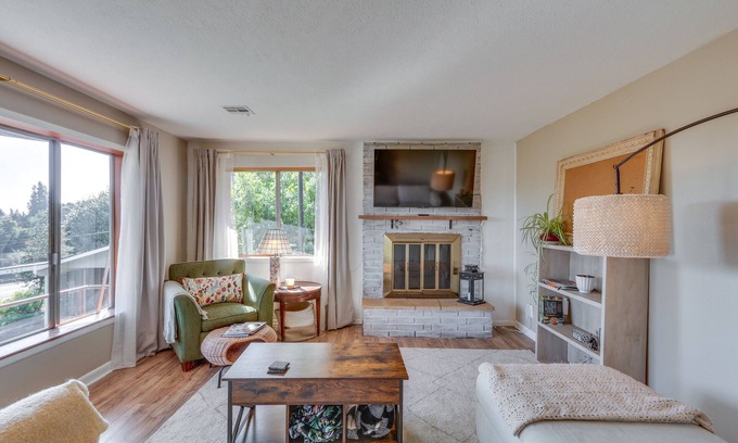 Columbia City Apartamento | Chic Columbia City Vacation Rental w/ Kayaks!