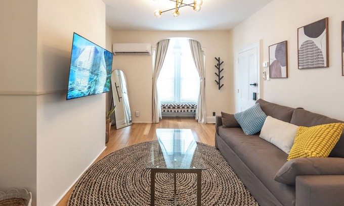 Jersey City Apartamento | Chic & Comfortable 1 bed apt with Parking. Walking distance JSQ path. Sleeps 4.