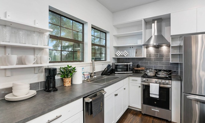 Tobin Hill Apartamento | Chic Comforts in Tobin