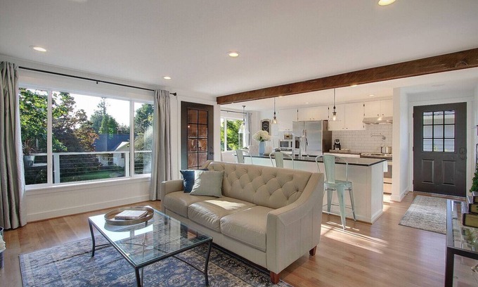 Moss Bay Casa | Chic & Comfy Upper 2B @DT Kirkland | Walk to Lake