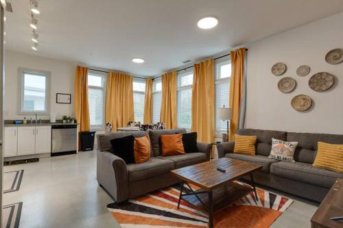 South Nashville Apartamento | Chic Condo, 2mi to Downtown, Sleeps 8, by Geodis