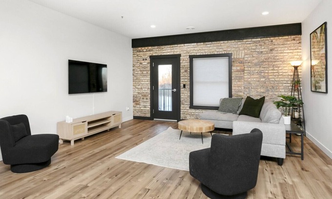 Dilworth Condominio | Chic Condo in the Beautiful Rail District!