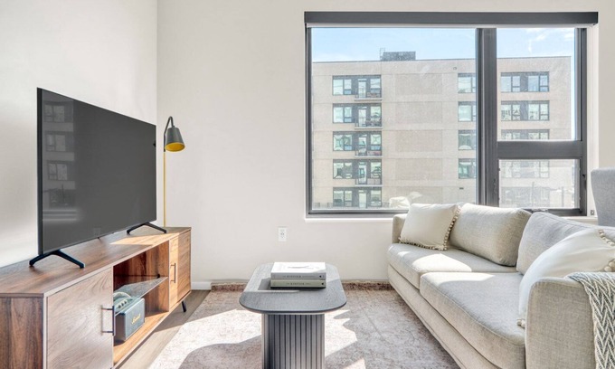 Congress Park Apartamento | Chic Congress Park 1BR w/ Gym & Pool, near shops & dining, by Blueground