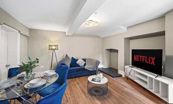 Wakefield Apartamento | Chic & Contemporary Apartment with Patio - Parking