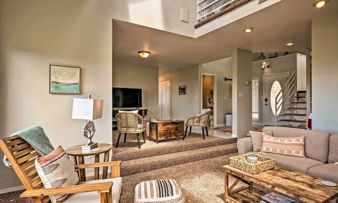 Coos Bay Casa | Chic Coos Bay Home w/ Pacific Ocean Views!