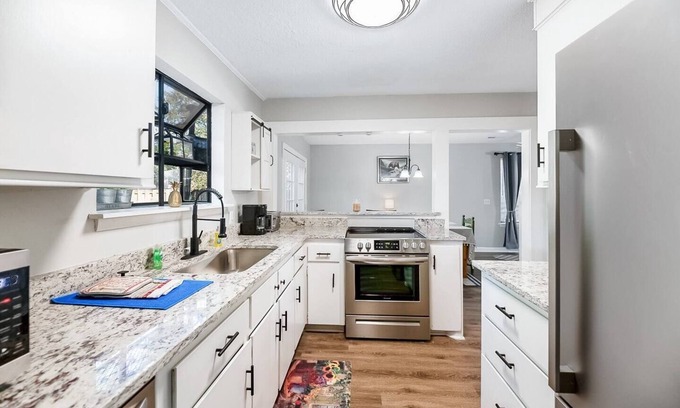 North Charleston Casa | Chic & Cozy 3-Bd Townhome in Vibrant N. Charleston
