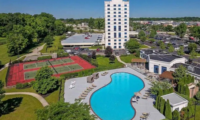 Cherry Hill Apartamento | Chic Cozy Condo by Mall W/ Queen Bed, Coffee Bar, Game Room & More