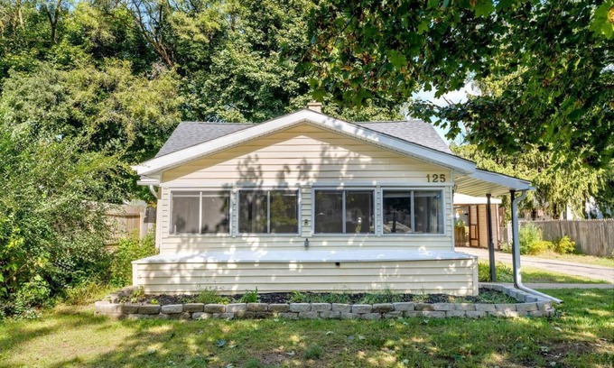 Kentwood Casa | Cozy Modern Home 10 Mins to Downtown & Airport
