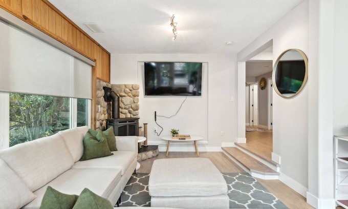 Bridlewood Casa | Chic DBL Suite Oasis with Hot Tub-Sleeps 15