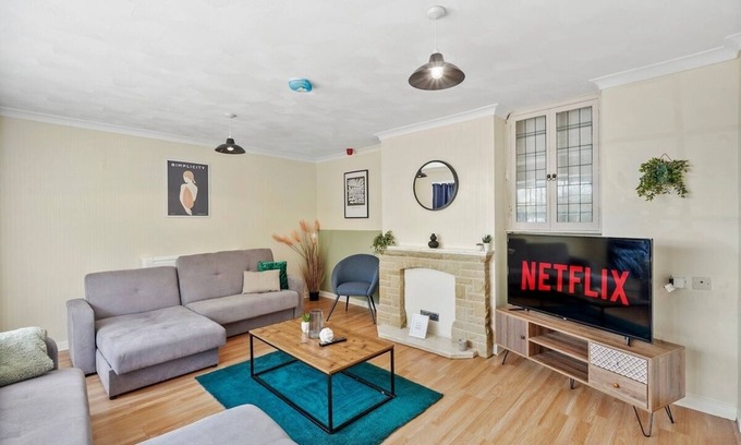 Littleover Casa | Chic Derbyshire Escape with Games Room – Sleeps 12