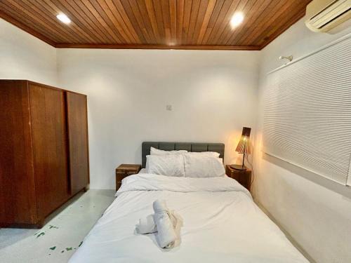 Tunku Apartamento | Chic Designer Bedroom near LRT SS1 PJ