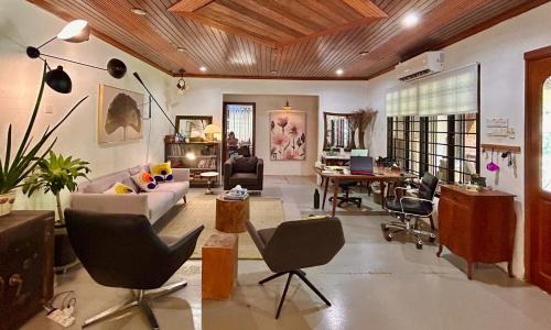 Tunku Apartamento | Chic Designer Family Rooms near LRT SS1 PJ