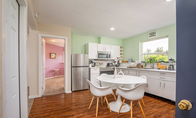 Old Evergreen Highway Apartamento | Chic Designer Retreat Nestled in an Upscale, Tranquil Enclave