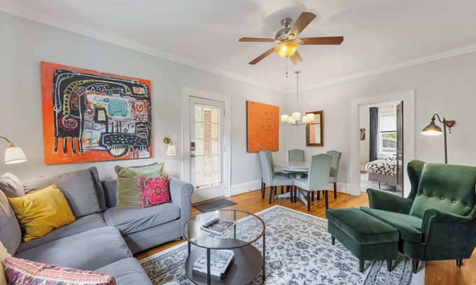 Dilworth Condominio | 800 Magnolia #1: Chic 2BR w/ Porch, near Dilworth