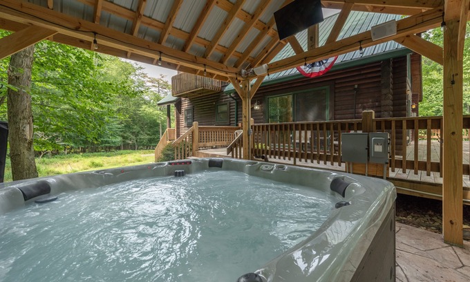 Oakland Casa | Chic Dog Friendly Mountain Retreat w/ Hot Tub