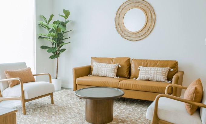 Miami Gardens Condominio | Chic, dog-friendly condo with tropical pool, fitness center & great location
