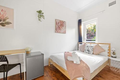 Killara Casa | Chic Double Room - Seconds to Transport & Shops at Killara - Shared Bathroom