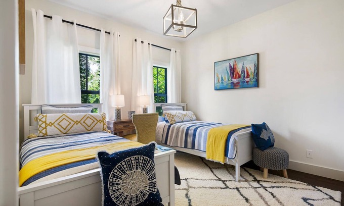 Old Northwood Historic District Casa | Chic Downtown Luxury Vacation Home