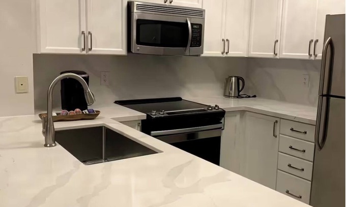 Downtown Mississauga Condominio | Chic Downtown Mississauga Condo | 5 Min Walk to Square One!