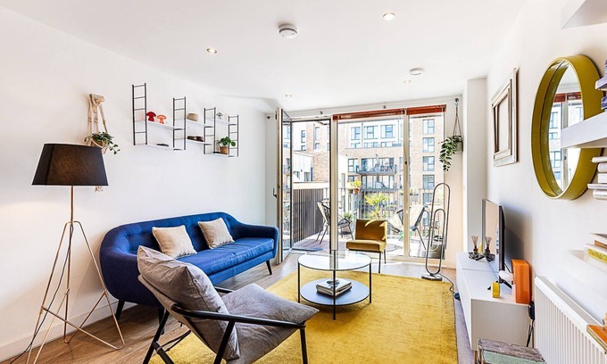 Bromley North Apartamento | Chic East London Stay with Outdoor Space